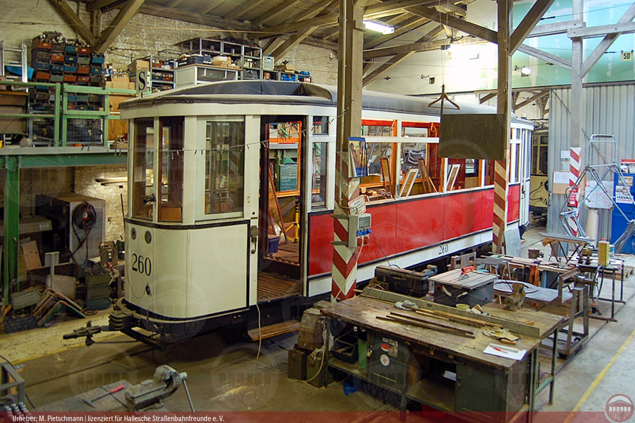 Foto vom historischen Beiwagen 260 in der Werkstatt des Betriebshofs Seebener Straße