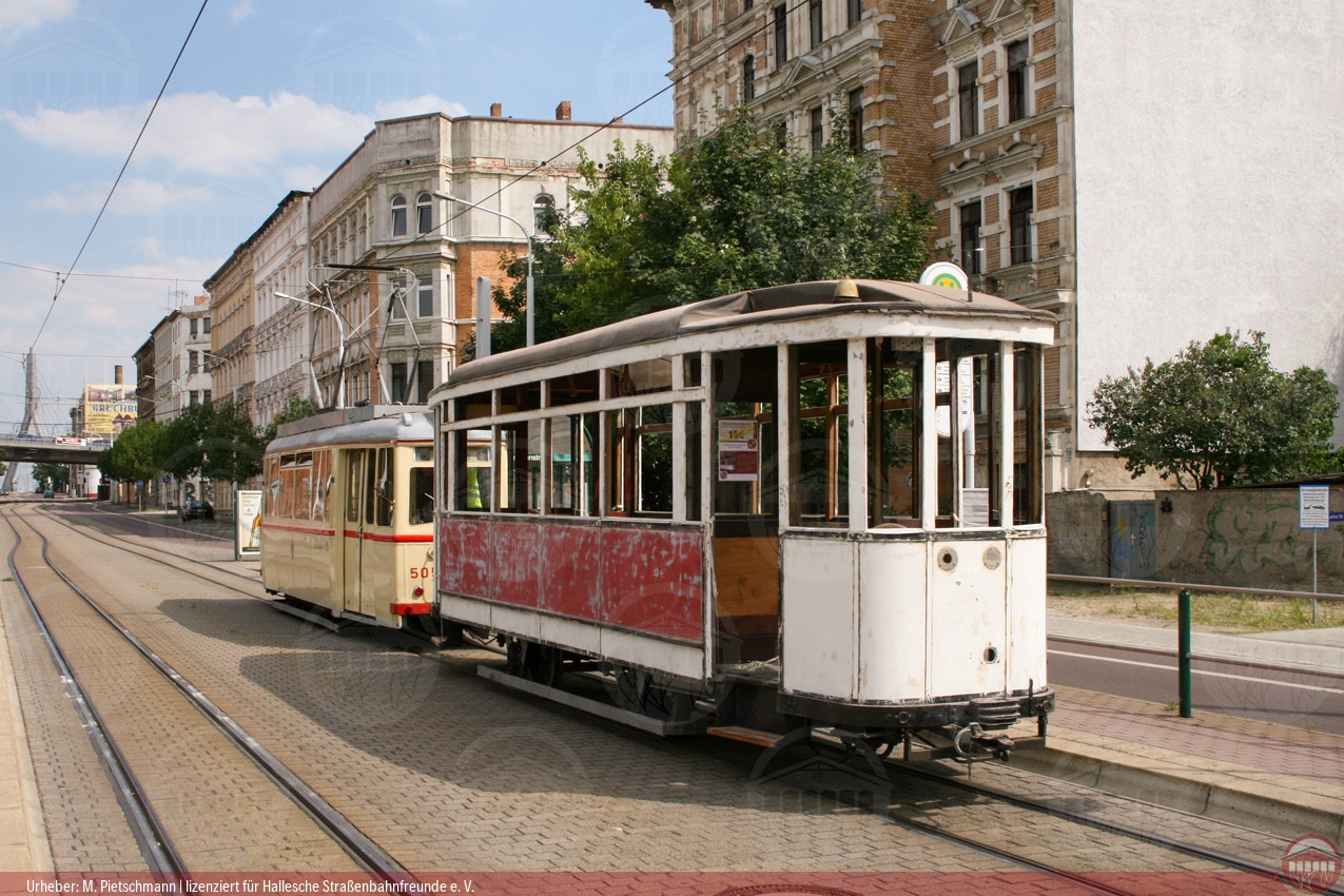 Foto vom historischen Triebwagen 523 mit Beiwagen 260 an der Haltestelle Friesenstraße
