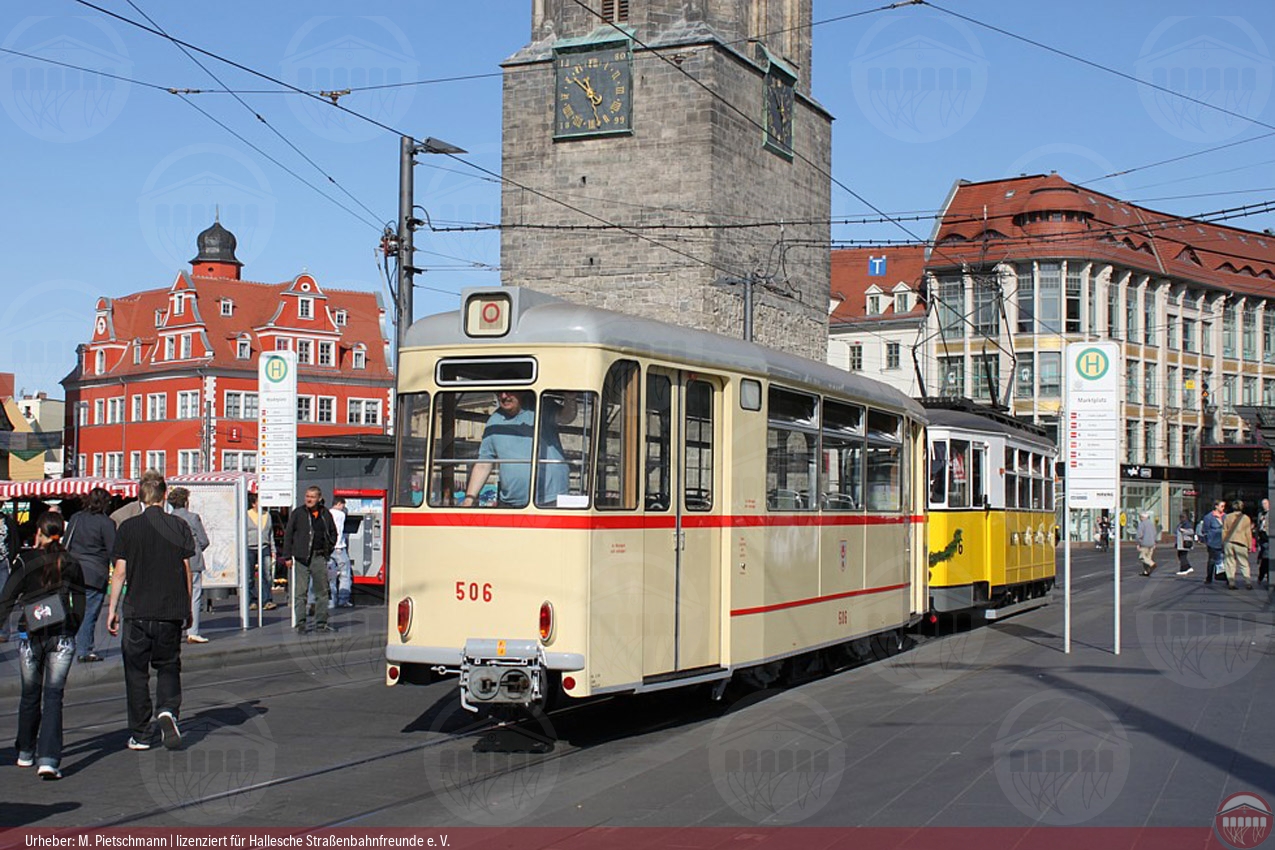 Foto vom historischen Triebwagen Nr. 6 mit Beiwagen 506 auf dem Marktplatz in Halle (Saale)
