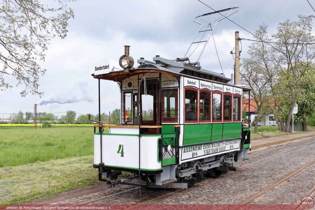 Foto vom historischen Triebwagen 4 in Merseburg an der Haltestelle "Am Stadtpark"