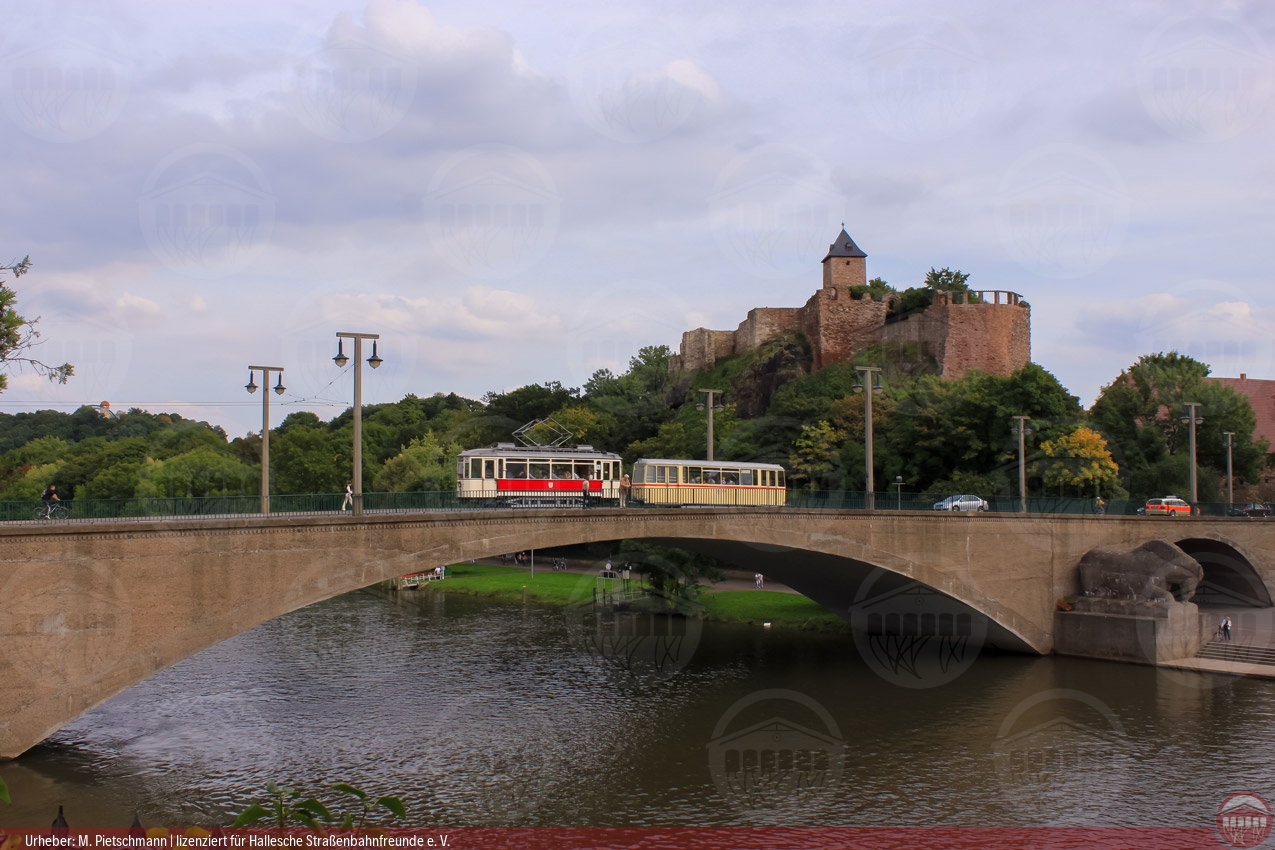 Foto vom historischen Triebwagen 401 mit Beiwagen 328 auf der Kröllwitzer Brücke