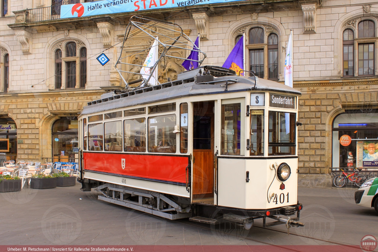 Foto vom historischen Triebwagen 401 auf dem Marktplatz in Halle (Saale)