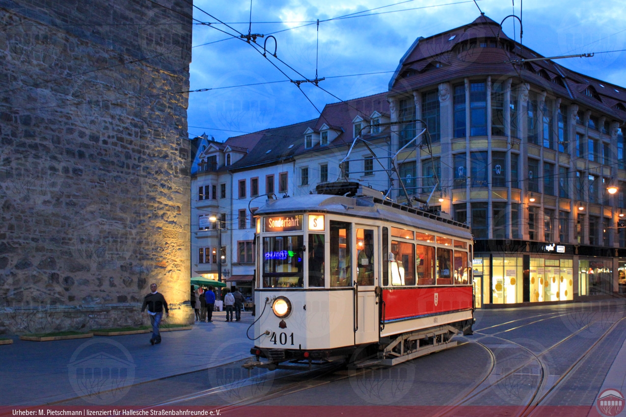 Nachtfoto vom historischen Triebwagen 401 auf dem Marktplatz in Halle (Saale)