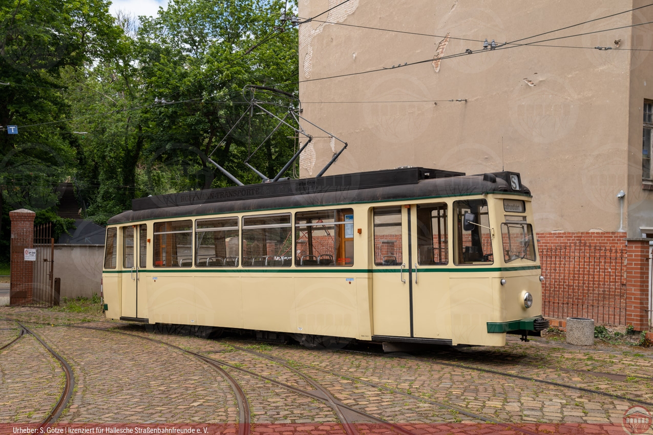 Foto vom historischen Triebwagen 720 im Betriebshof Seebener Straße