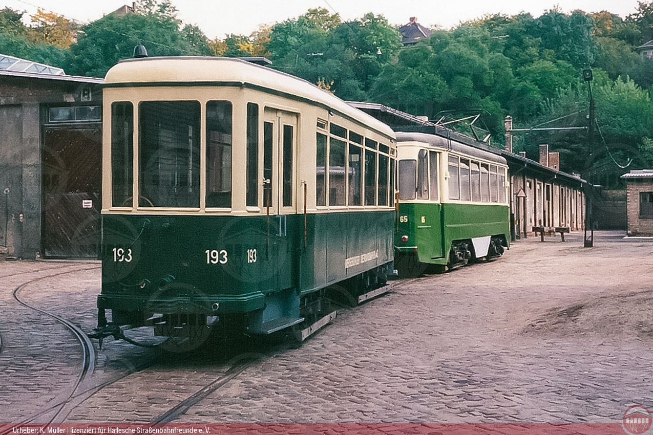 Foto von Beiwagen 193 und Triebwagen 65 im Betriebshof Seebener Straße