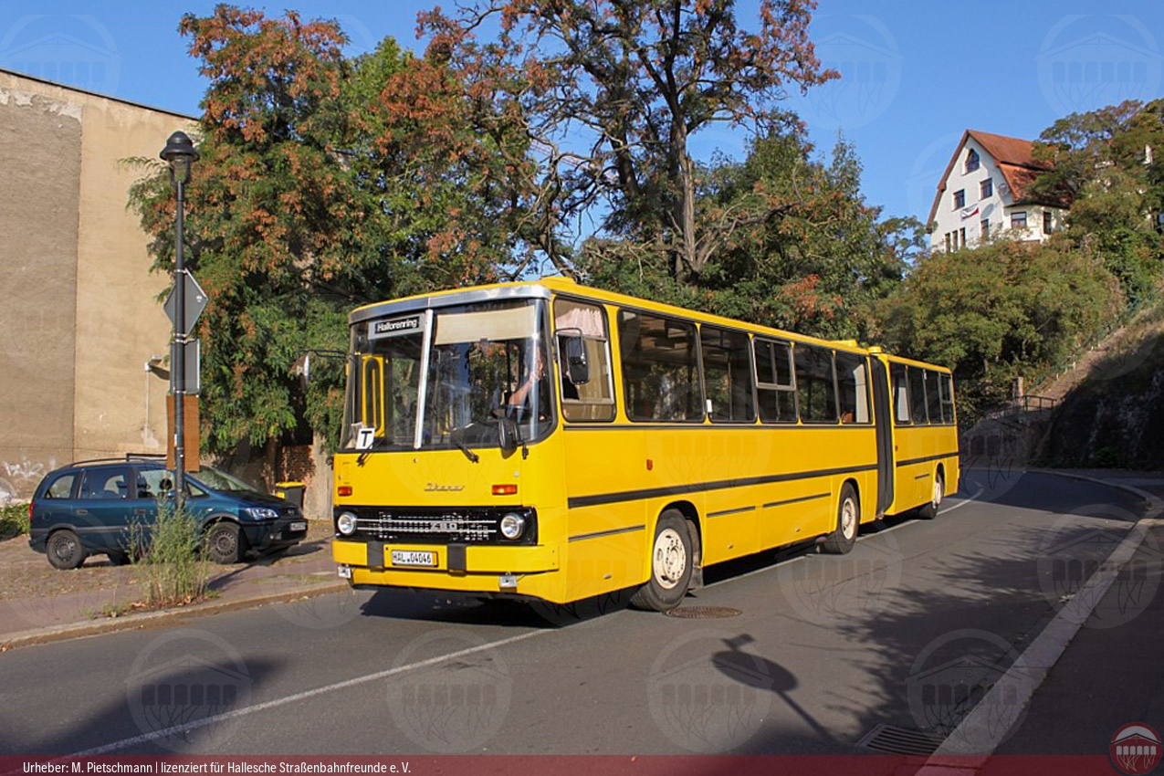 Foto vom historischen Omnibus Nummer 323 in der Talstraße