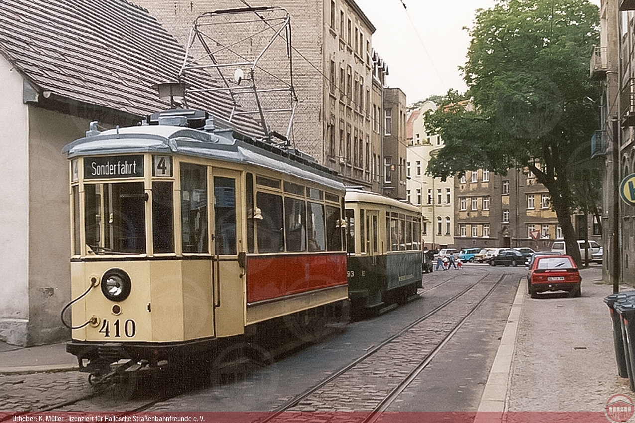 Foto vom historischen Triebwagen 410 und Beiwagen 193 in der Geschwister-Scholl-Straße