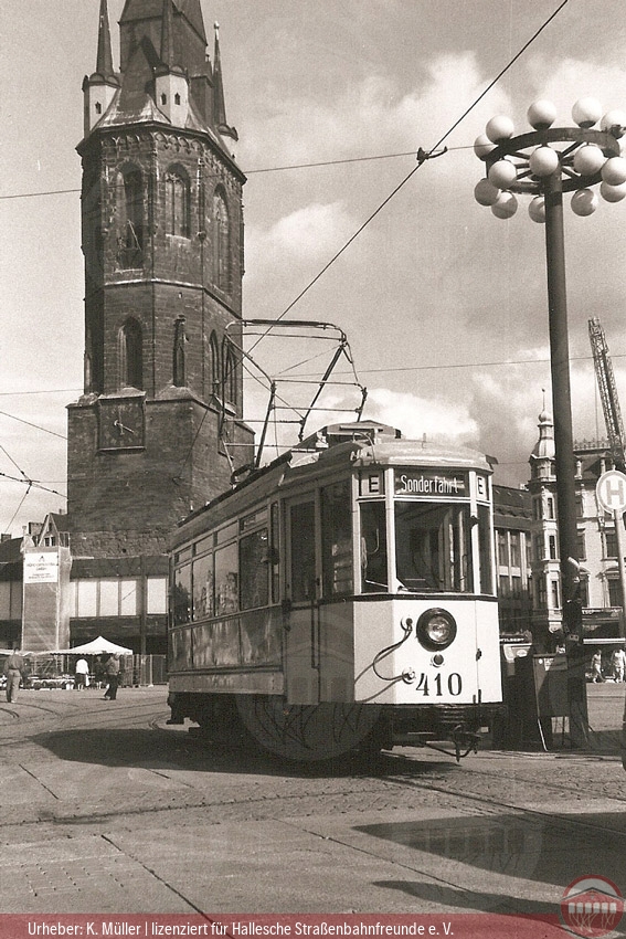 Foto vom historischen Triebwagen 410 auf dem Marktplatz, Sondergleis