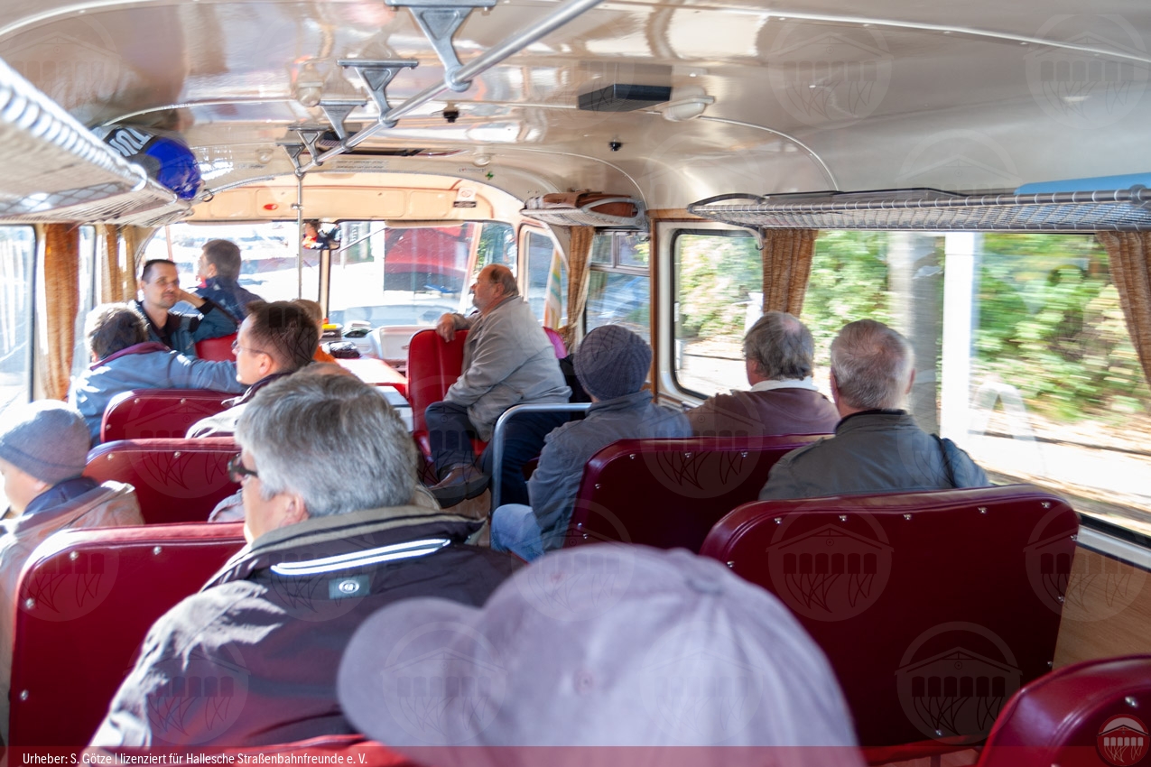 Foto der Teilnehmenden im historischen Bus Ikarus 630, der als Schienenersatzverkehr eingesetzt war