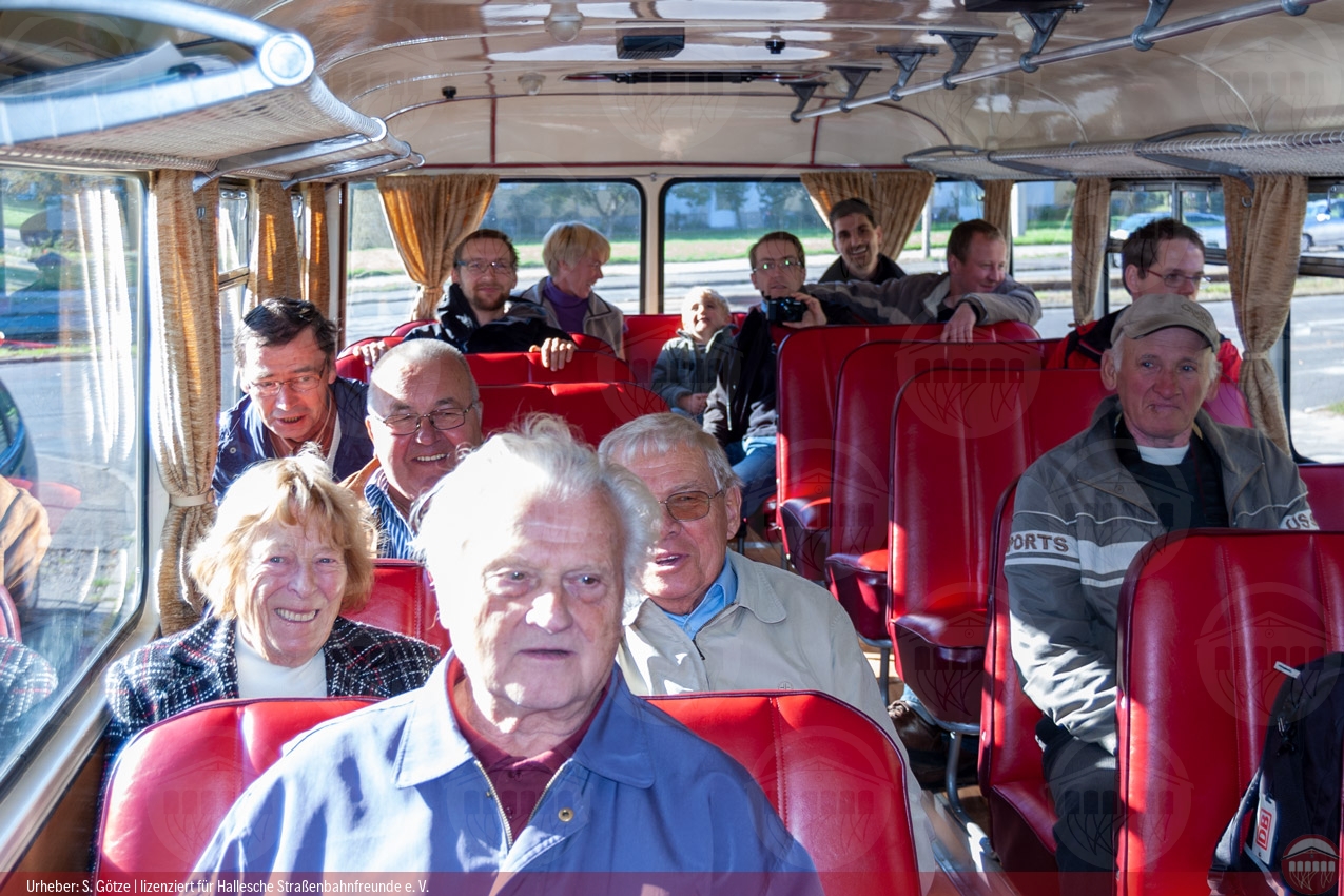 Foto der Teilnehmenden im historischen Bus Ikarus 630, der als Schienenersatzverkehr eingesetzt war