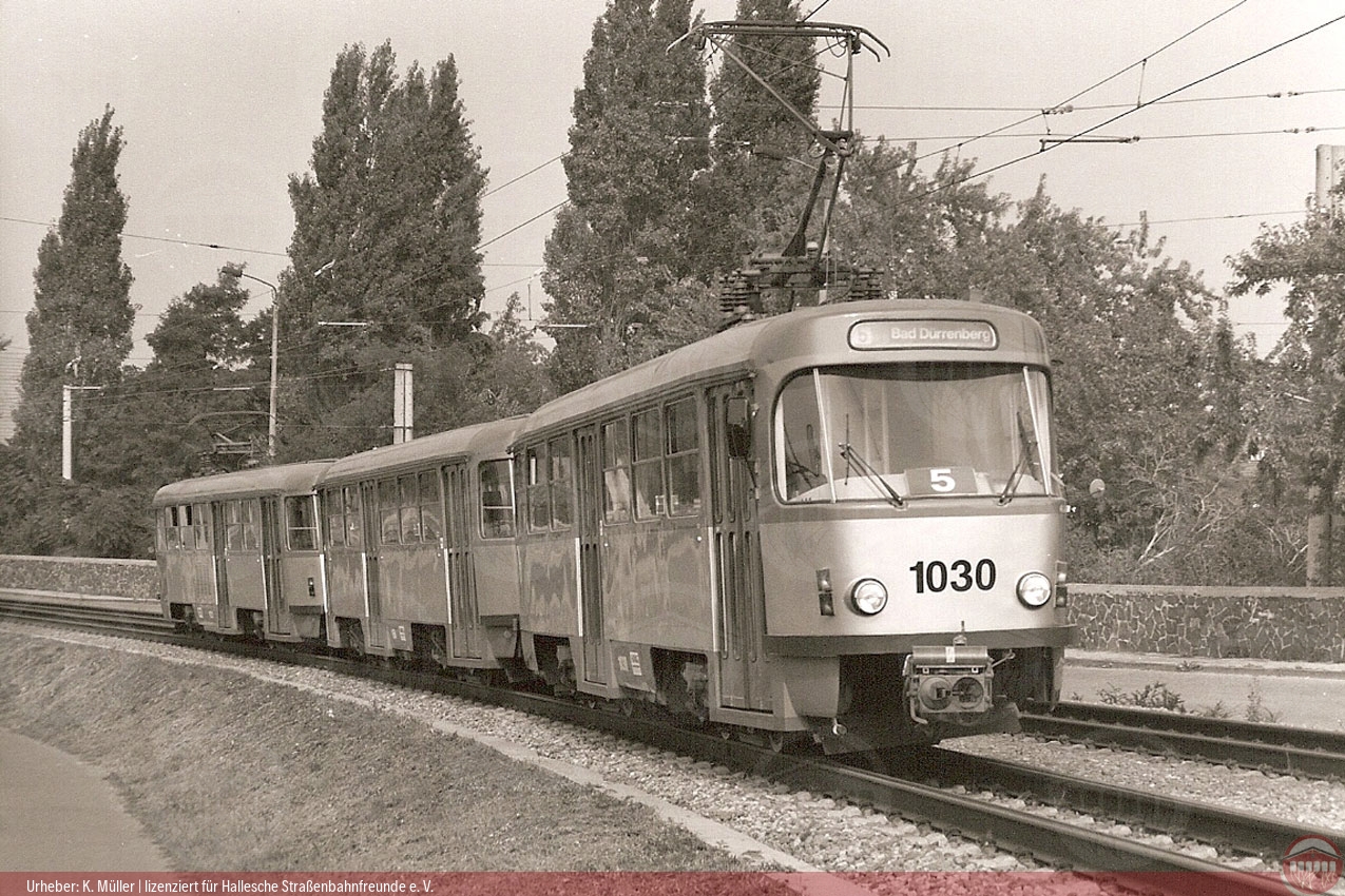 Schwarzweiß-Foto des Tatra-Zuges 1030/150/1031 in Leuna, Dürrenberger Straße
