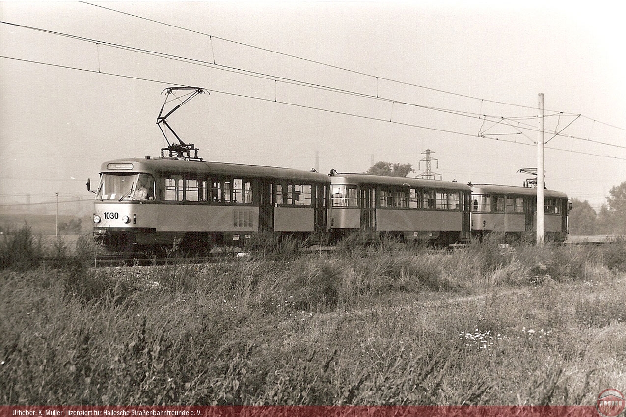 Schwarzweiß-Foto des Tatra-Zuges 1030/150/1031 in Leuna-Kröllwitz