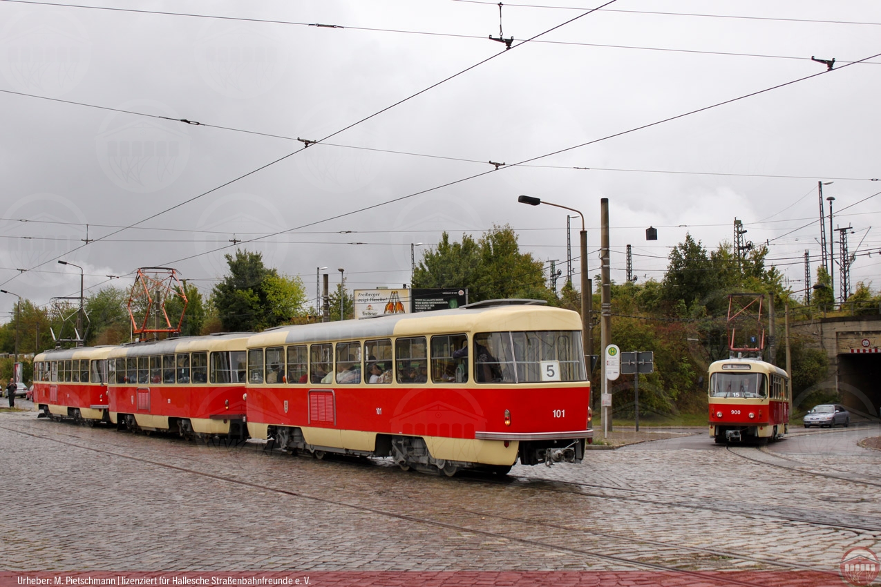 Foto vom historischen Triebwagen 901 mit Triebwagen 931 und Beiwagen 101 sowie Triebwagen 900 an der Haltestelle Leunaweg in Merseburg
