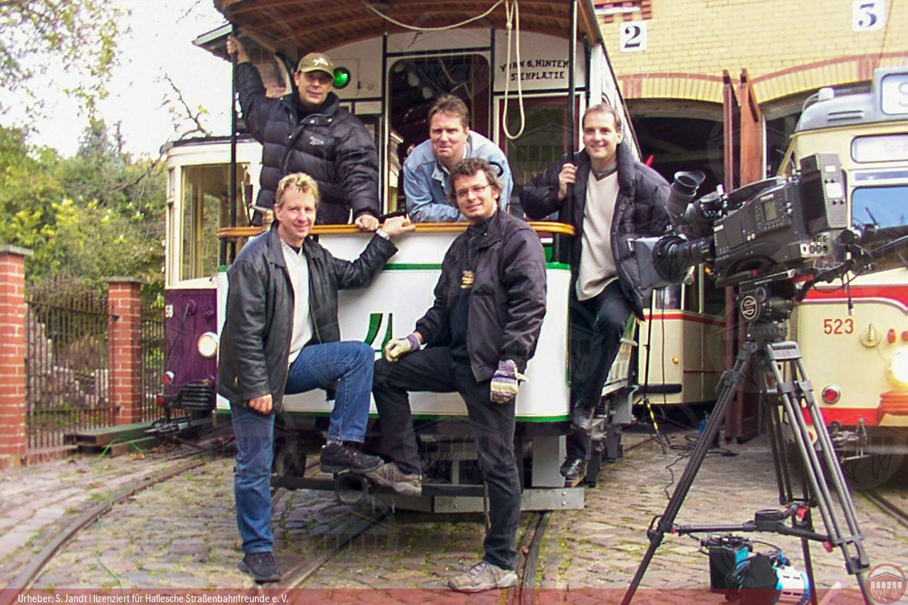 Foto der Filmcrew des Mitteldeutschen Rundfunks (MDR) vor dem Triebwagen 4