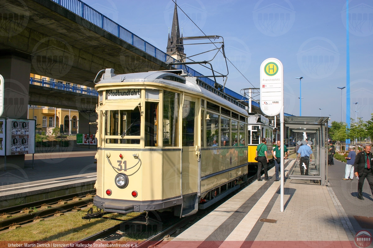 Triebwagen 31 (aus Halberstadt), 16 (aus Ulm) und 4 (aus Halle) an der Haltestelle Franckeplatz