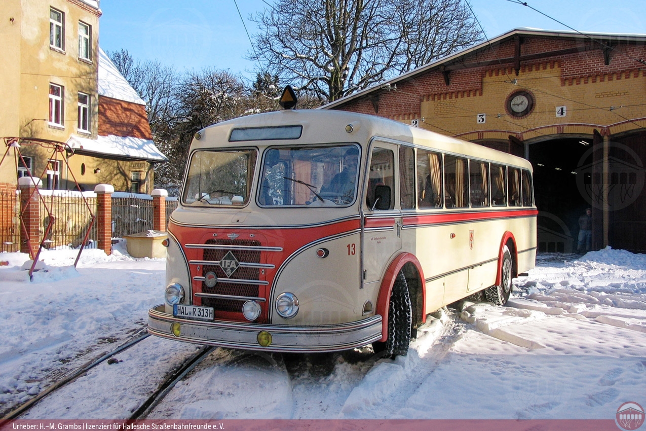 Foto vom historischen Omnibus H6B Nr. 13 im Schnee vor dem historischen Straßenbahndepot