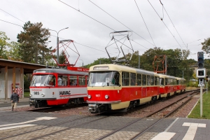 Foto vom Fahrschul-Triebwagen 985 und historischen Tatra-Zug 901/931/101 in der Wendeschleide Heide