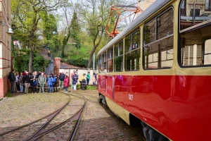 Foto von Tatra-Triebwagen 1067, im Hintergrund wartende Fotografen